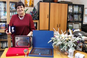 Награждение директора школы – диплом, удостоверение и медаль «За инновации и развитие»